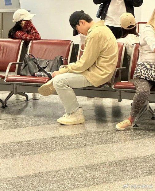 疑似米兰机场偶遇孙怡滕光正 二人分开坐没有交流