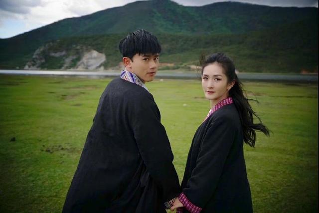 张杰谢娜牵手压马路秀恩爱 提前庆祝结婚十二周年