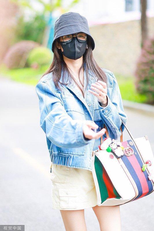 白鹿出发前往巴黎时装周 牛仔外套搭短裙造型清新