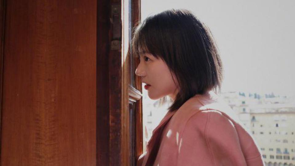 马思纯漫步街头 粉衣配黑靴心情好