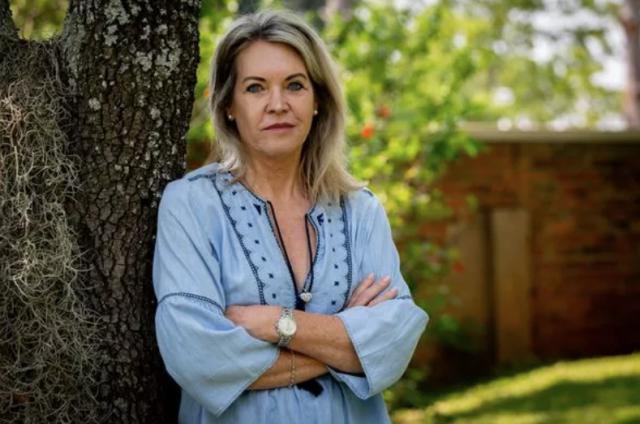 喝了约翰逊一杯酒，她被“炒鱿鱼”