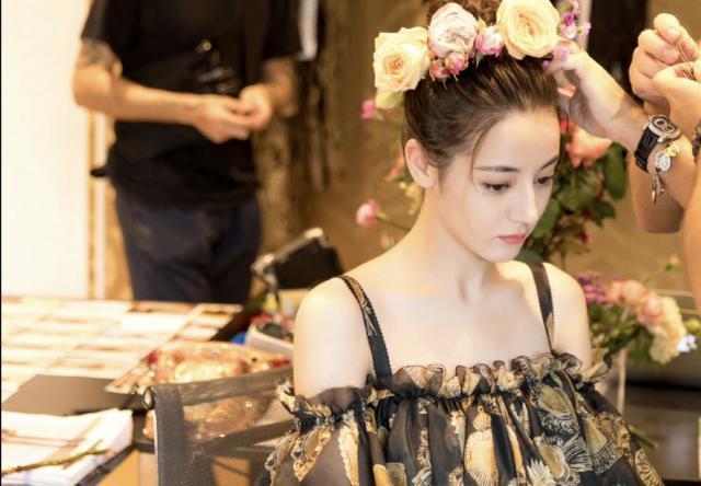 巴黎这一夜，热巴成毅受期待，但47岁的她又“秒了全世界”