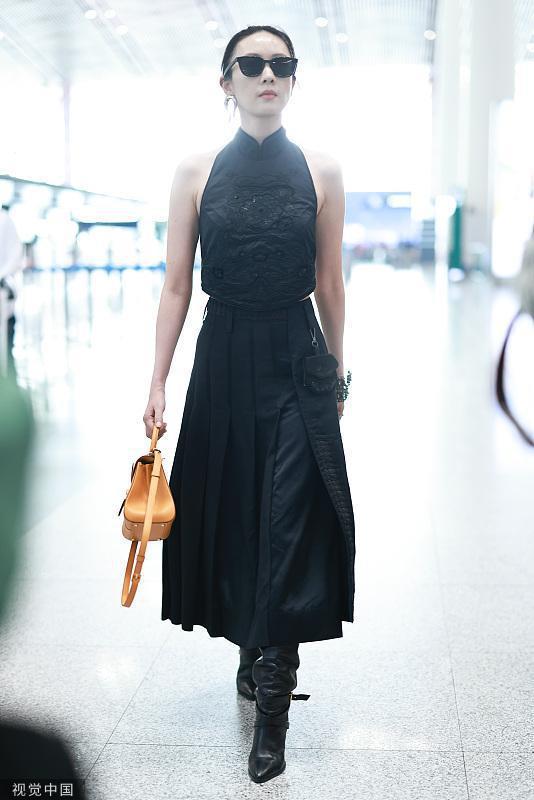 童瑶穿黑色绑带露背裙 飞往法国参加巴黎时装周