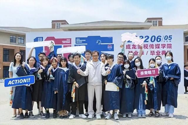 成龙百万豪车现身大学校园！任职高校院长车顶挥手致意，全校沸腾