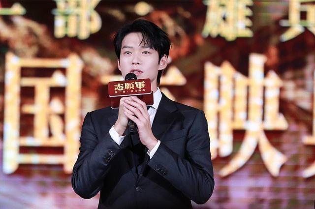 魏大勋穿黑西装出席《志愿军：雄兵出击》全国首映礼