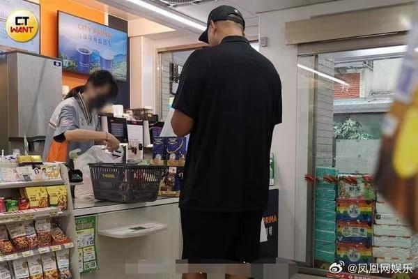 陈建州路边两次违规停车 后接双胞胎儿子返回豪宅