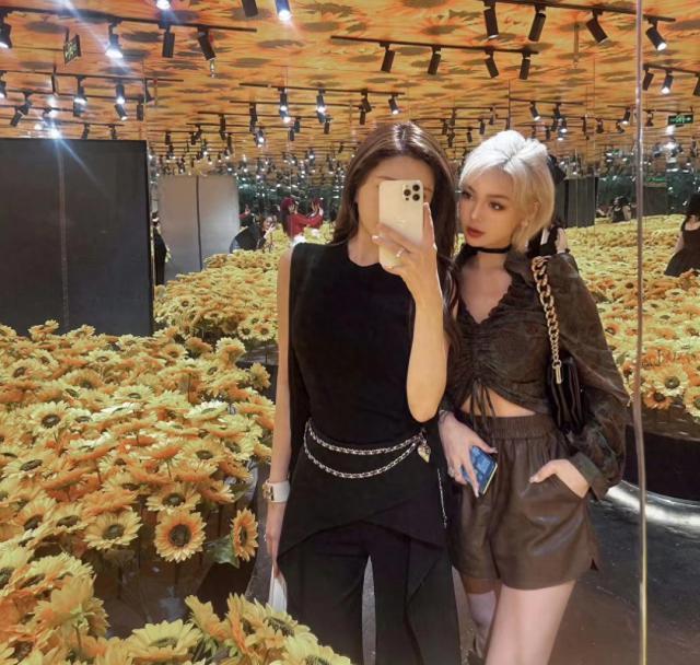 郭美美二次出狱重走炫富老路，背顶奢包戴10万戒指，秀身材变化大