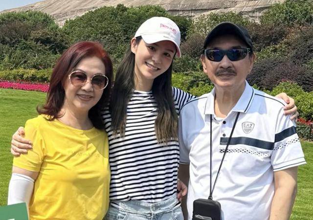 林峯机场秀恩爱，搂张馨月入怀贴贴抱抱，结婚4年生活仍像偶像剧