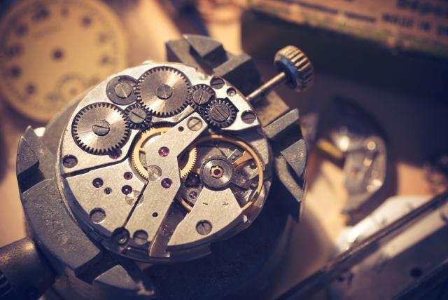 回避Mate 60系列、发布黄金手表，华为能成为一个高端消费品牌吗？