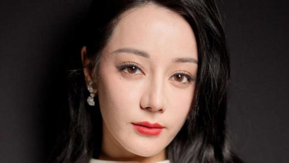 迪丽热巴时装周生图曝光！妆容老气显沧桑，还遭品牌方差别对待