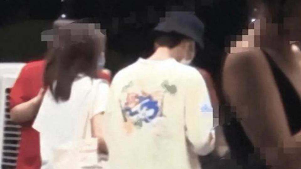 曝王源与女经纪人形影不离，出国留学也带身边，更多细节被扒