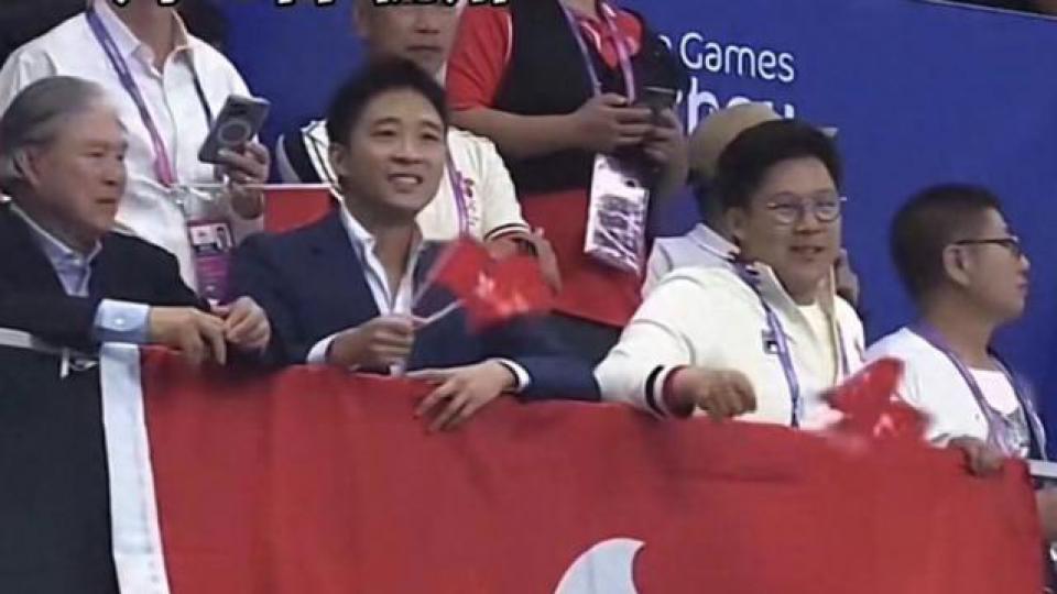 霍启山和父兄围观女子游泳赛，众网友调侃他挑媳妇，忙牵线张雨霏