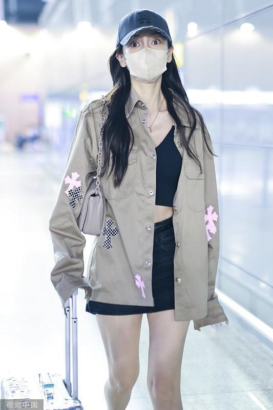 angelababy出发前往巴黎时装周 衬衫配短裤造型摩登