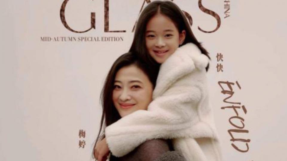 梅婷与爱女拍摄写真，母女俩五官宛如复制，一家四口太幸福