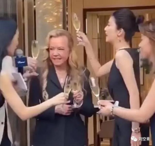 她这是真的能吹牛啊！