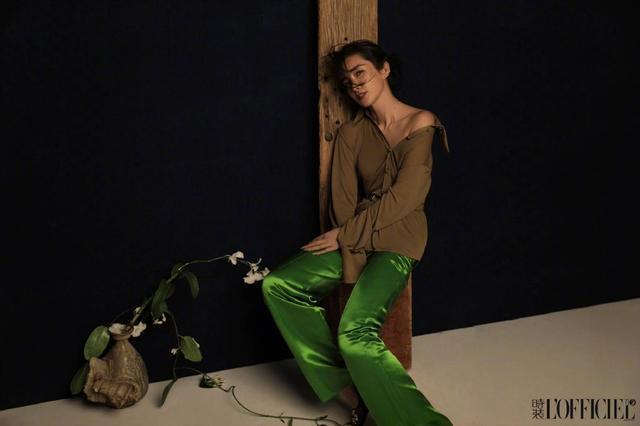 李冰冰丝绸之路大片 穿绿色丝缎裙露香肩美背韵味足