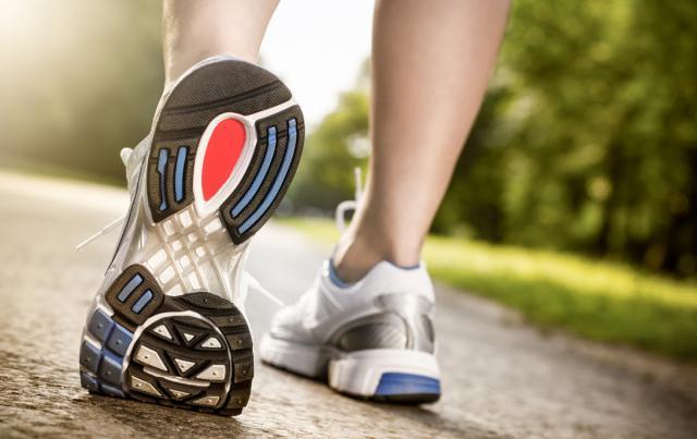 贵人鸟“脱鞋”，方便下田？