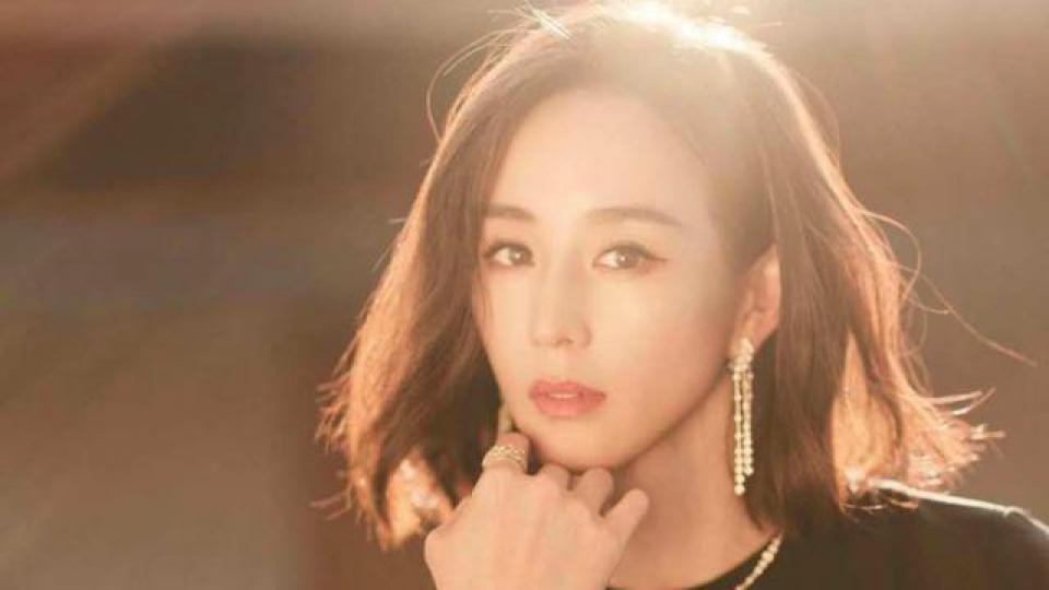 张钧甯穿黑裙逆光摆拍 美如中世纪油画