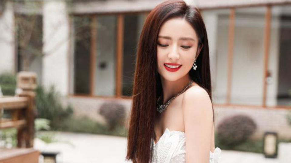 佟丽娅穿抹胸裙秀美背 气质慵懒迷人