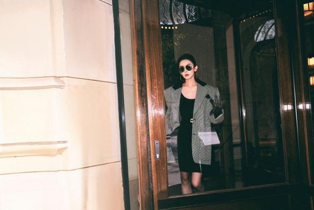 娜扎巴黎午后慵懒大片释出 千鸟格西装搭黑裙美腿纤细