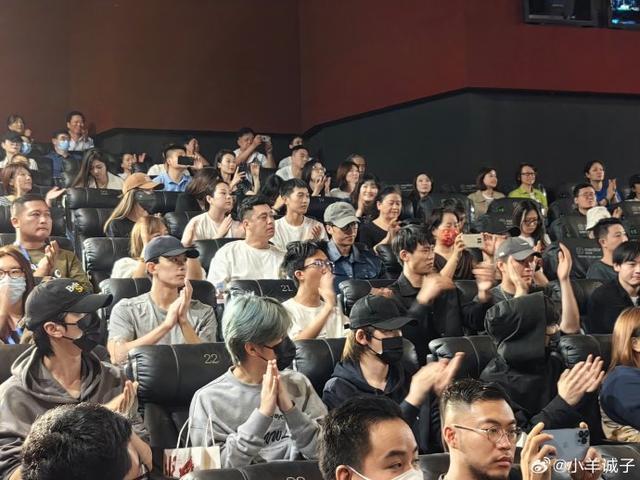 宋亚轩刘耀文张真源严浩翔现身《坚如磐石》首映礼