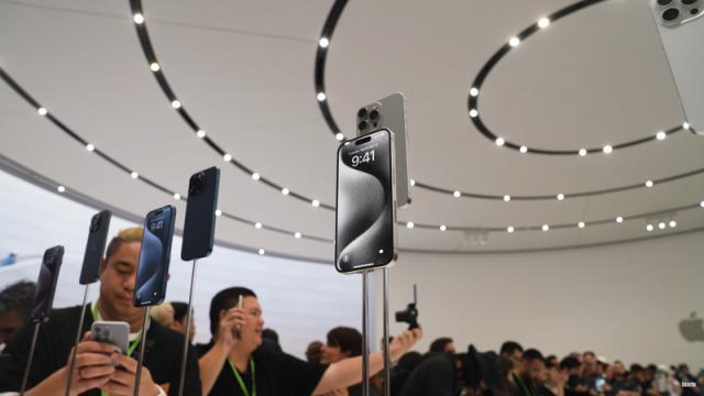 史上最轻的 Pro 系列！除了钛合金框架，苹果没告诉你的还有这一点