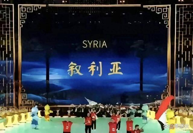 叙利亚夫人保镖走红，毕业名校撞脸赵丽颖，又美又飒成焦点