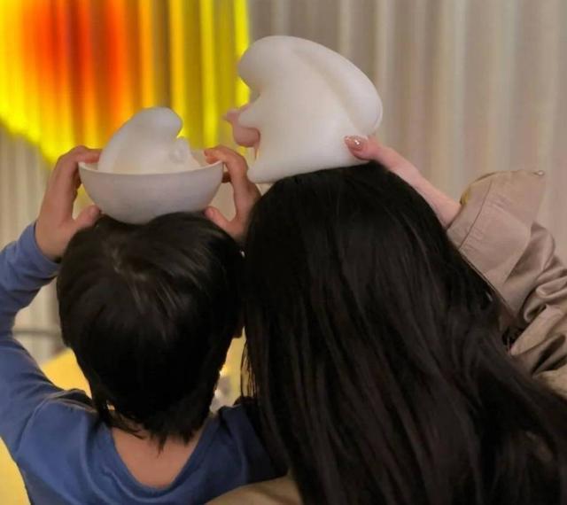 baby晒与儿子合照庆祝中秋节，小海绵头发颇长，性格很皮