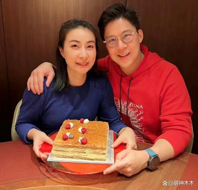 萌娃赞郭晶晶“太厉害”，让霍启刚一脸惊慌，暴露家庭地位