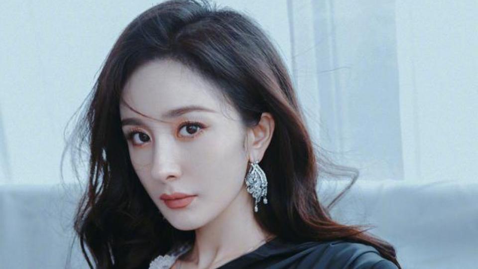 37岁杨幂穿衣风格大变，频繁蹭新中式热度，被嘲没气质仪态差