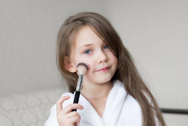 儿童化妆品热卖，是谁在制造儿童容貌焦虑？