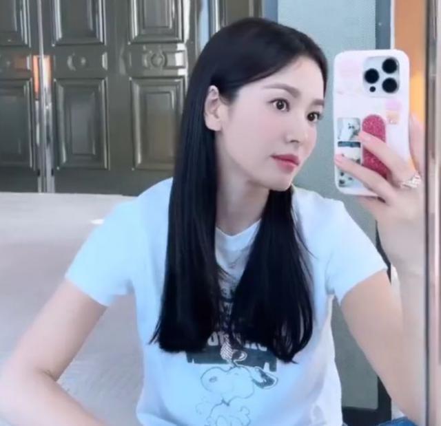 宋慧乔晒怼脸自拍视频：白衣牛仔裤好休闲，长发飘飘笑容甜美！