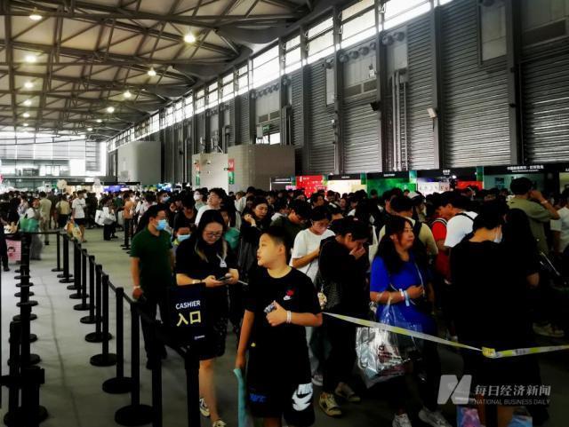 凌晨4点排长队，豪掷万元买心头好……潮玩何以迷住年轻人？