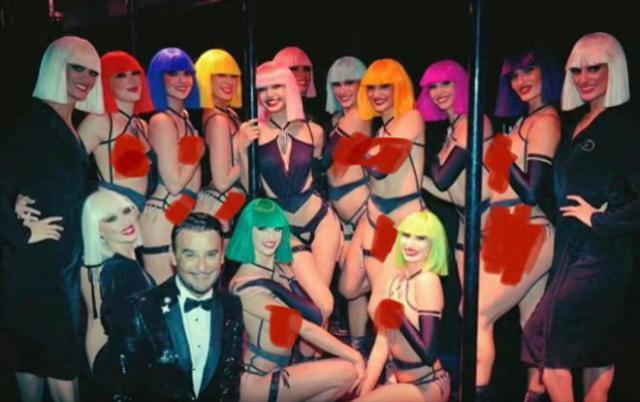 Lisa疯马秀演出造型曝光，现场跳脱衣舞太辣眼，只穿丁字裤和内衣