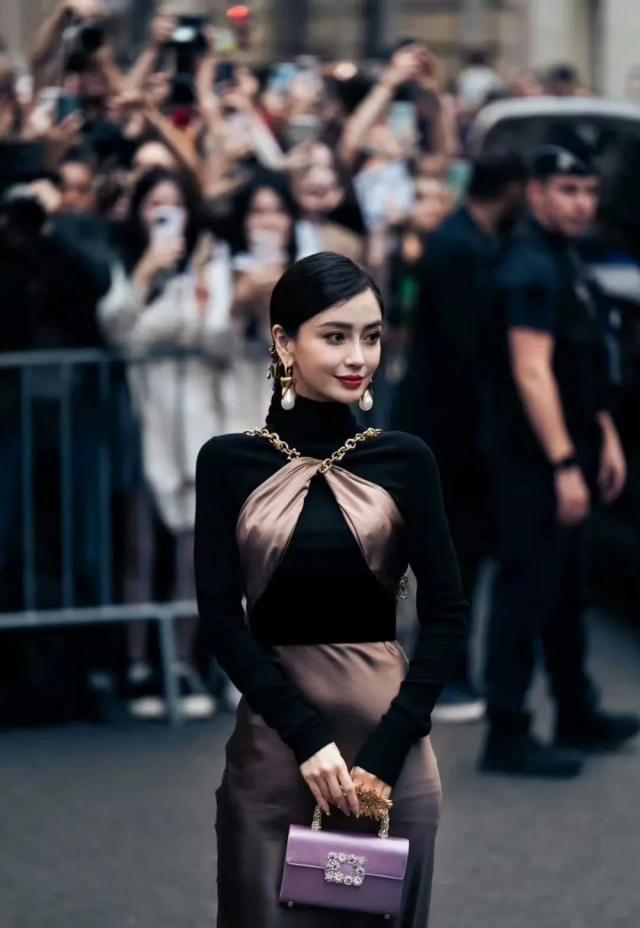 太尴尬！Baby出征巴黎时装周却没外媒关注，待遇还不如95花