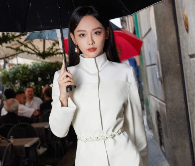 张嘉倪评论区沦陷！看疯马秀被官方认领，本人偷偷删评不敢回应