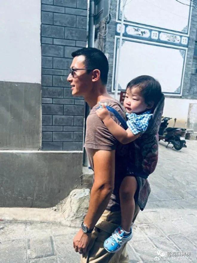 朱珠在米兰参加派对，老公独自带娃去巴黎，岳父为女婿点赞