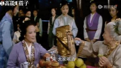 吃螃蟹、拜月光、对月吟诗：87版《红楼梦》里的中秋节有多讲究？