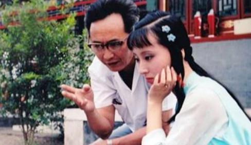 吃螃蟹、拜月光、对月吟诗：87版《红楼梦》里的中秋节有多讲究？