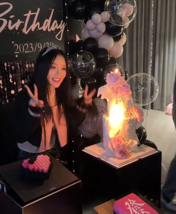 李小璐晒视频庆42岁生日：头戴皇冠笑容甜美，皮衣短裤身材佳！