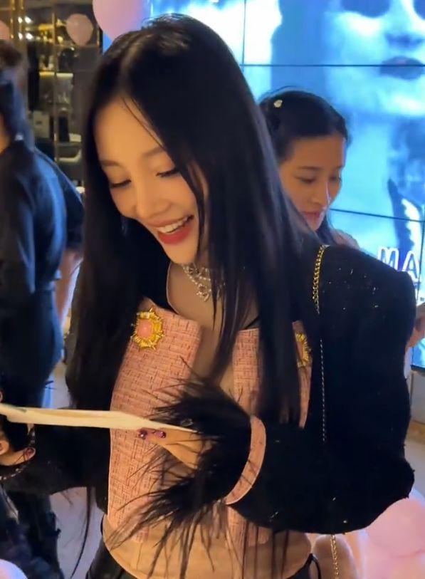 李小璐晒视频庆42岁生日：头戴皇冠笑容甜美，皮衣短裤身材佳！