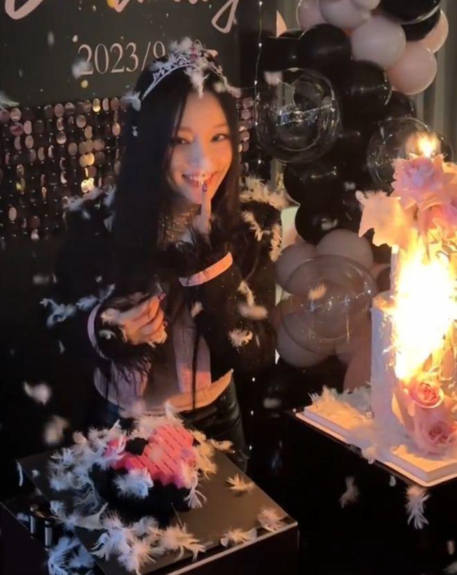 李小璐晒视频庆42岁生日：头戴皇冠笑容甜美，皮衣短裤身材佳！