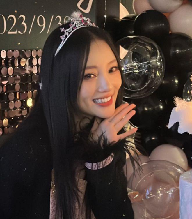 李小璐晒视频庆42岁生日：头戴皇冠笑容甜美，皮衣短裤身材佳！