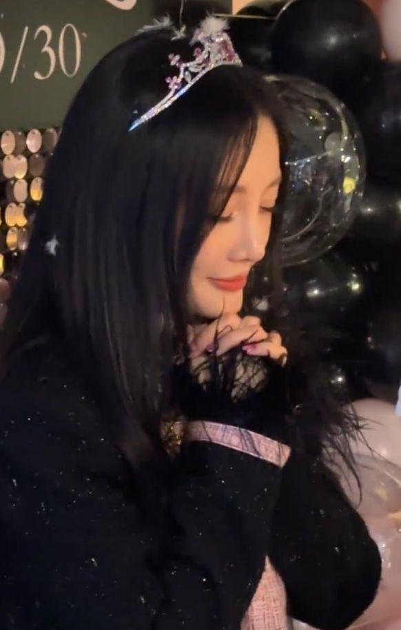 李小璐晒视频庆42岁生日：头戴皇冠笑容甜美，皮衣短裤身材佳！