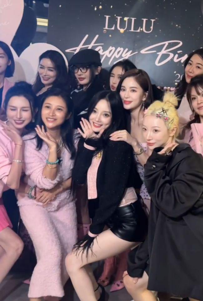 李小璐晒视频庆42岁生日：头戴皇冠笑容甜美，皮衣短裤身材佳！