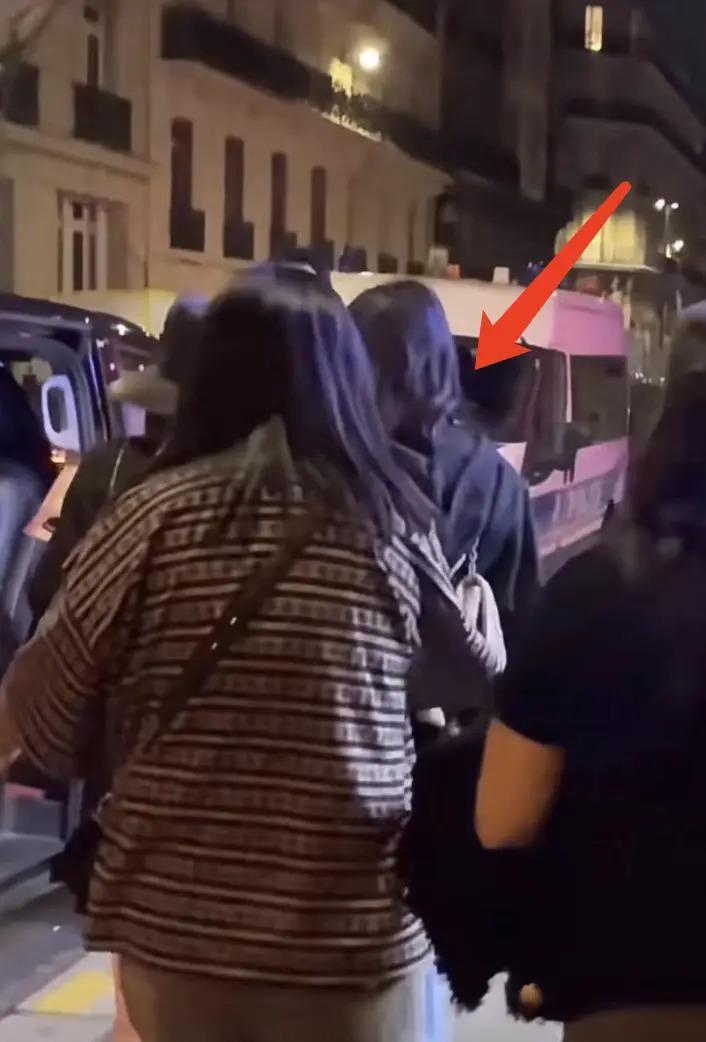 背刺女性！baby张嘉倪看疯马秀官方认领宣传，网友晒条例呼吁封杀