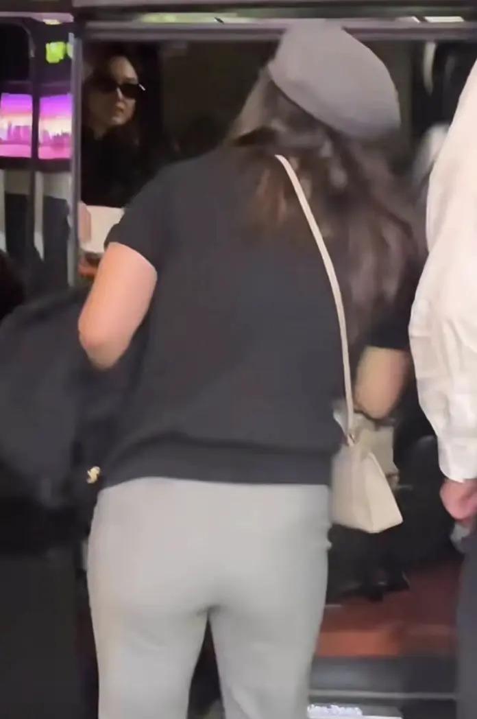 背刺女性！baby张嘉倪看疯马秀官方认领宣传，网友晒条例呼吁封杀