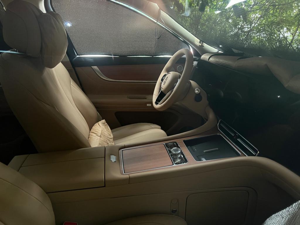 问界M9新车内饰细节曝光：大联屏布局，大面积采用皮质/实木材质