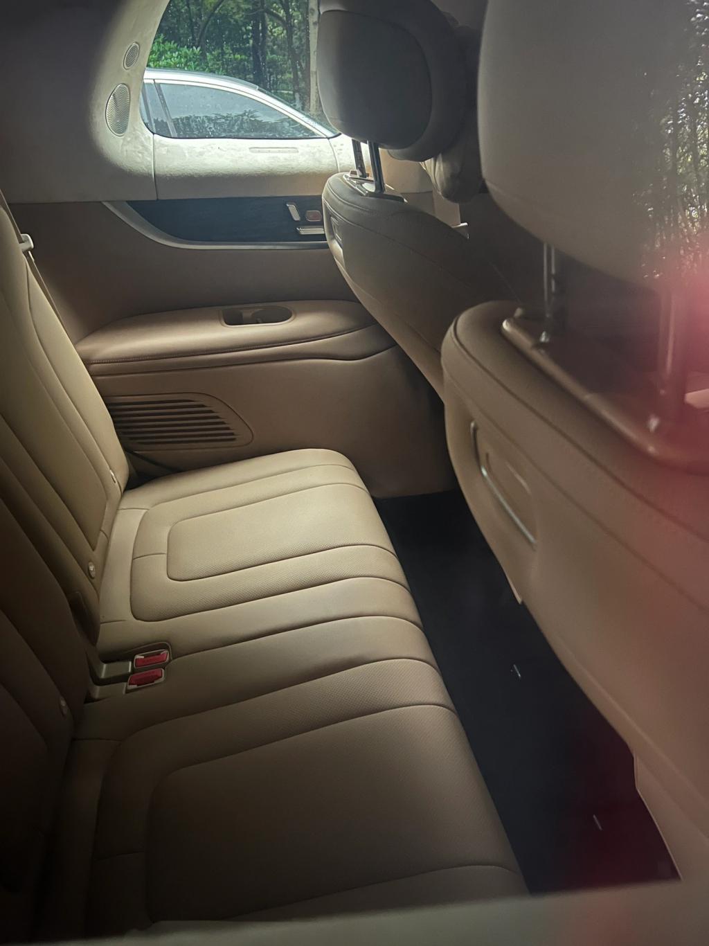 问界M9新车内饰细节曝光：大联屏布局，大面积采用皮质/实木材质