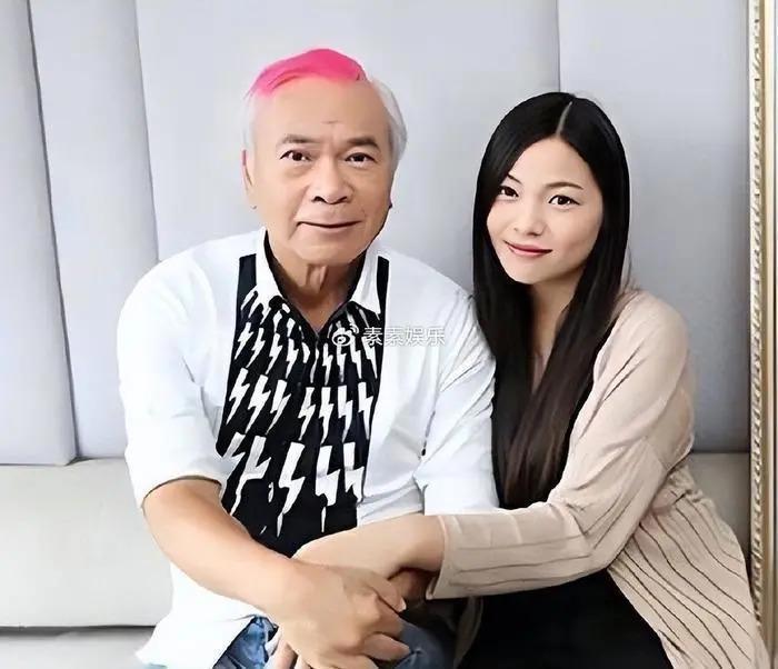 36岁女友陪72岁李龙基过中秋迎国庆，女友在豪宅中秀恩爱